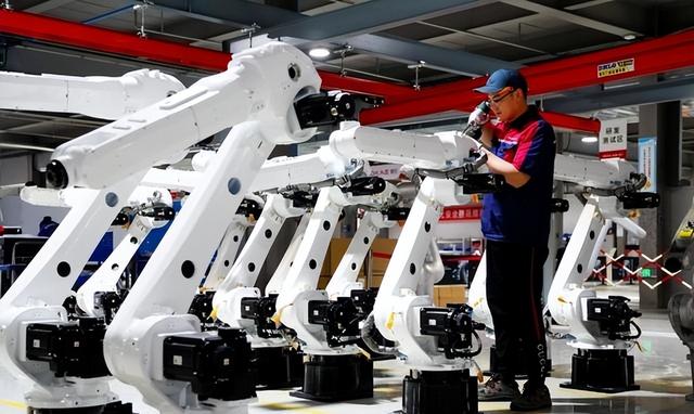港媒：美国开始急了？多家科技巨头联手呼吁，直指中国机器人产业