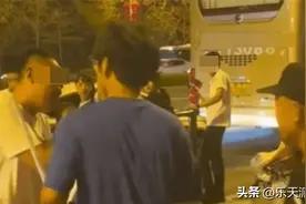 最新后续！“红袖章”大爷驱赶大学生惹全网怒骂，身份曝光不简单图片