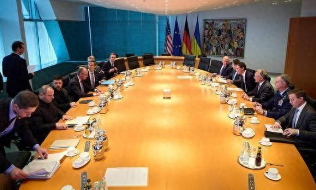 泽连斯基终于跪了？基本无条件，特朗普通告全球，11国发联合声明