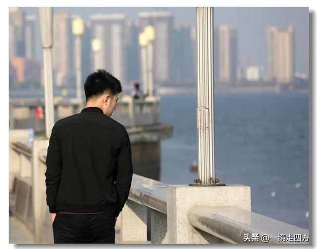 漫步丹东鸭绿江畔，可以隔江望见对岸的朝鲜