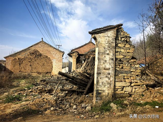 游览了这片芦花后，我又到蓝田这个没有拆掉的村子，见到这些老人