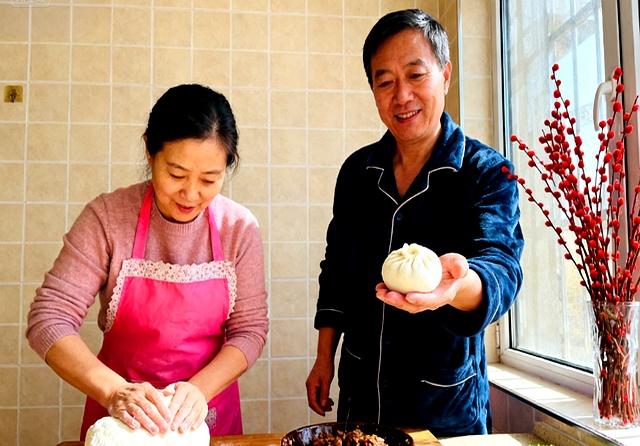 帮表哥找6800体面工作，过年唯独不敬我酒，4年后他冻红着脸敲门