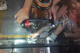 突发：女童右脚被商场扶梯“咬”住 事发地点：武昌区某商业综合体图片