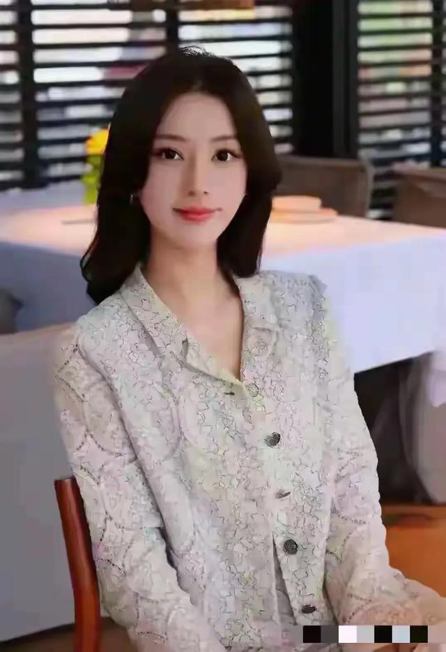 河南洛阳一佳人太漂亮了，五官精致	， 身高170，美得让人移不开眼