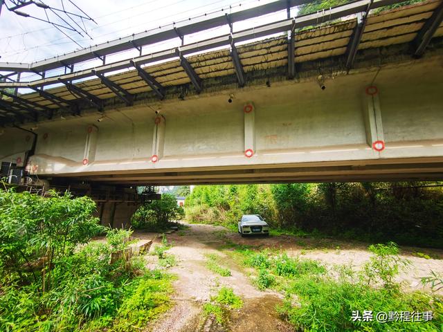 旧时古道，如今人迹罕至；峡谷中间，有一个美丽野瀑布