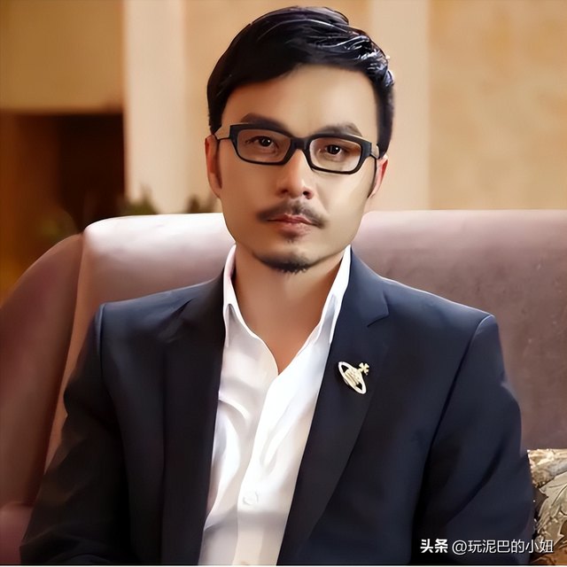 51岁汪涵现状:常年居住在长沙,穿人字拖嚼槟榔,大烟斗不离身