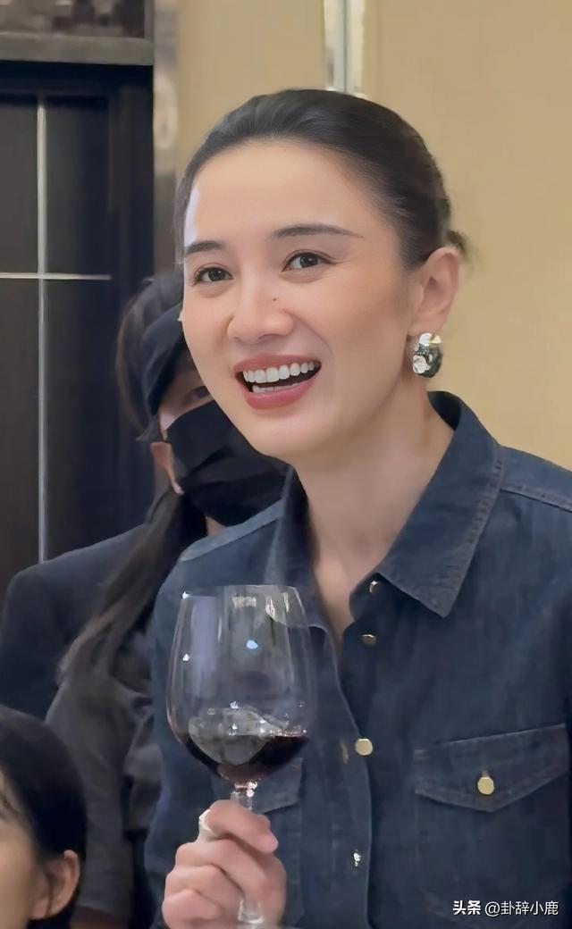 宋佳北京晚宴近照流出，高挑身姿配丸子头，又美又飒，气质超绝！
