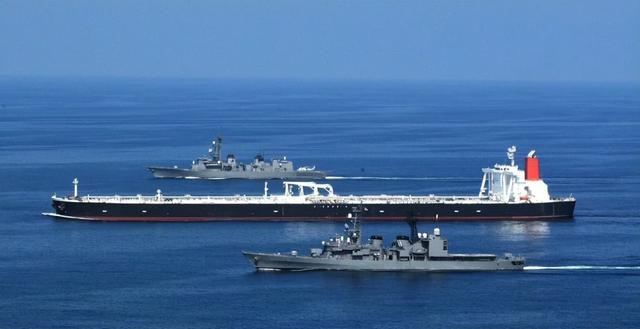 特朗普演都不演了！美军第2次突袭超级油轮，硬抢中国180万桶原油