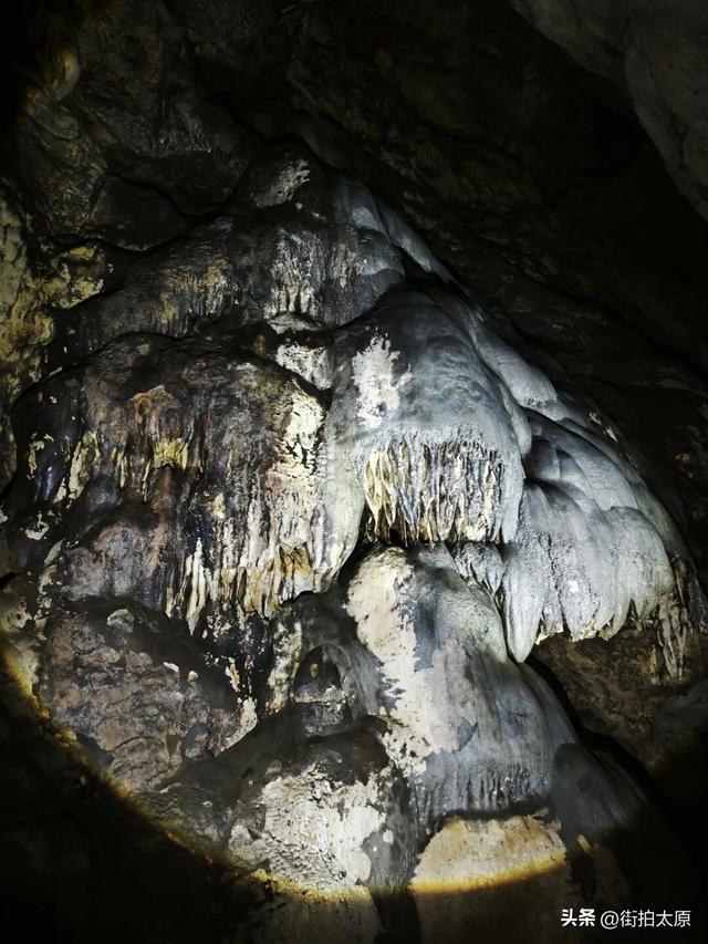 山西阳泉发现一处山洞，洞口阴森诡异，内部犹如一个玄幻空间