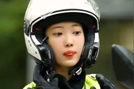 奶凶奶凶的杭州女交警找到了，网友：以后别叫我舔狗，叫警犬！图片