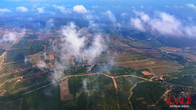 云雾绕山映彩田！一场秋雨为大同火山群“添仙气”