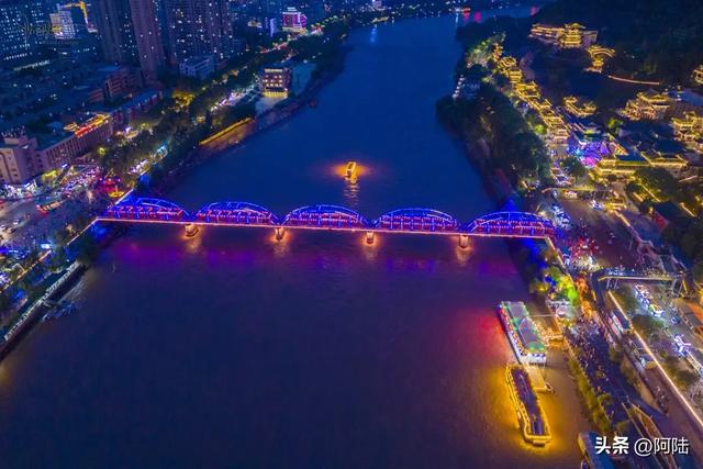 兰州最著名的黄河铁桥,其实是由三个国家合作而建,夜景灯光旖旎