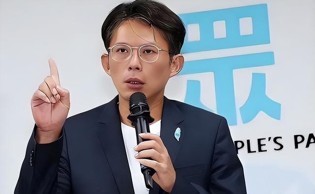 在中日关系敏感时期，他竟然率团赴日访问，为了刷存在感毫无底线