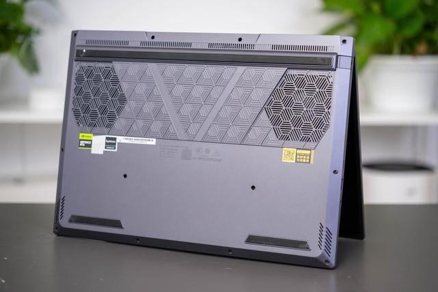 5000预算RTX5060游戏本抱回家 机械革命蛟龙16Pro评测