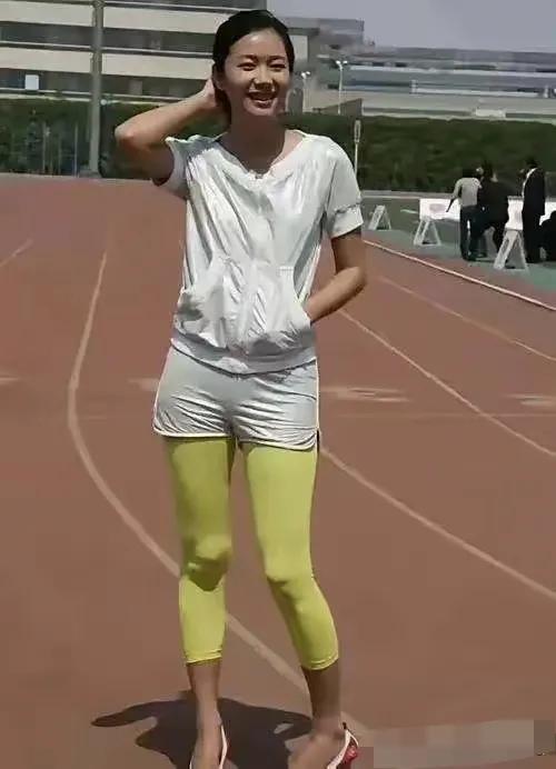 大学时光里的徐静蕾，皮肤虽说有点黑，但她绝对称得上是美女
