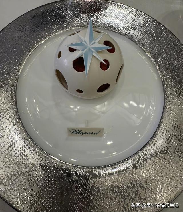 李湘瘦好多！带王诗龄哈尔滨参加活动！母女俩又瘦又薄！美出天际