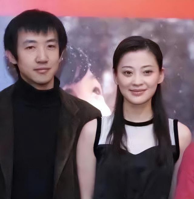 李小冉为他流产2次，梅婷养他6年，今娶小15岁娇妻，鄢颇凭什么？