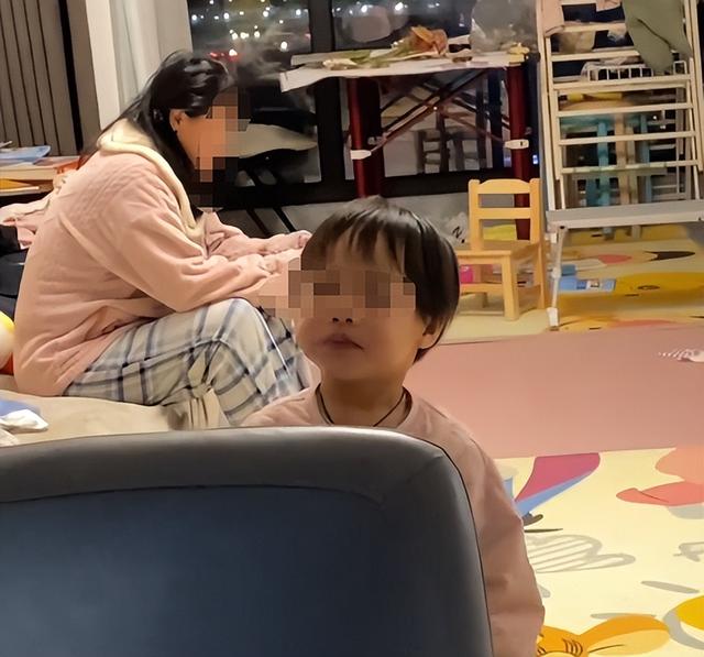 辽宁4岁女童走失后续！院内监控流出，网友炸锅：难怪能跑3公里