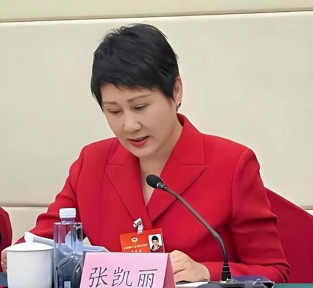 受邀观礼9.3阅兵的4位明星，个个口碑好，这才是我们该追的明星！