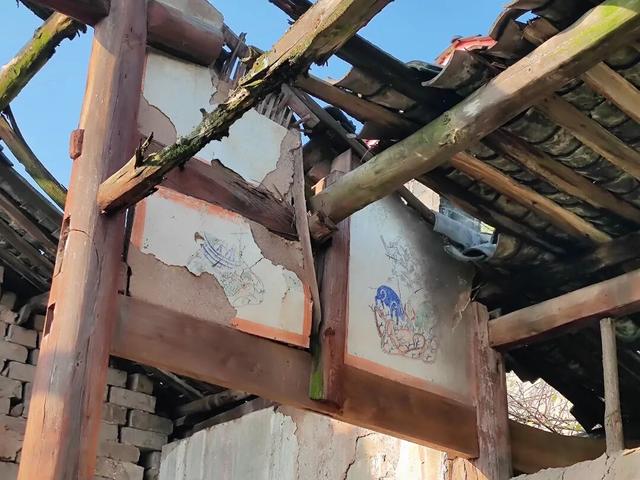 重庆巴南山中藏有一座荒废寺庙，破败不堪，门口石狮守护几百年