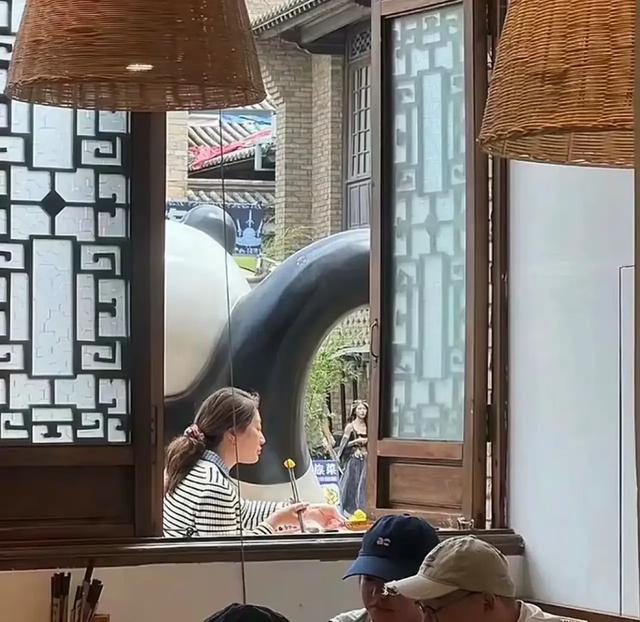 宗馥莉云南出差被偶遇：素颜针织衫配凉鞋，身价千亿却零保镖
