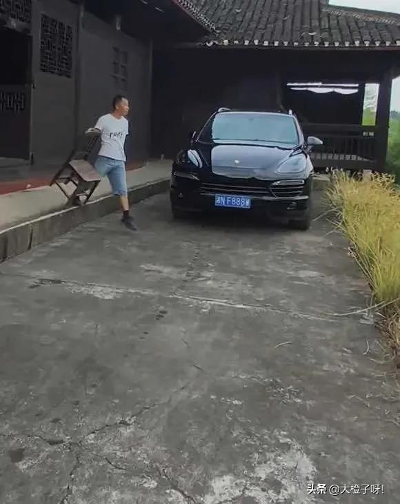 男子开10小时车回老家，在家门口坐10分钟，妻子：真搞不懂男人