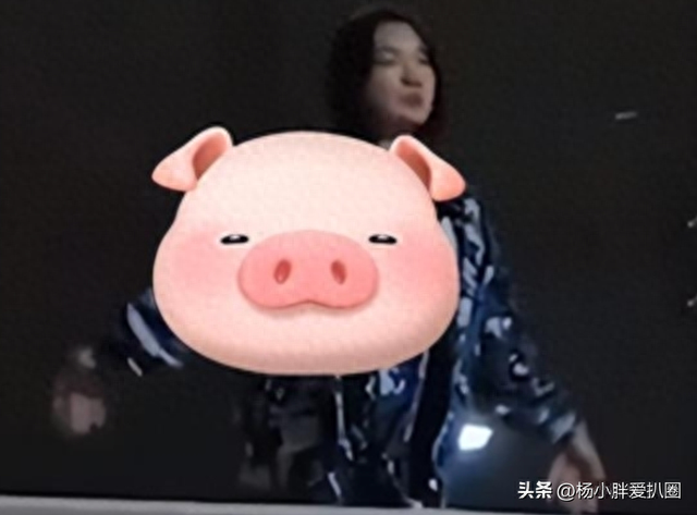 又一个军训女生走光？当众脱衣炫花臂，开放程度堪比“董小姐”
