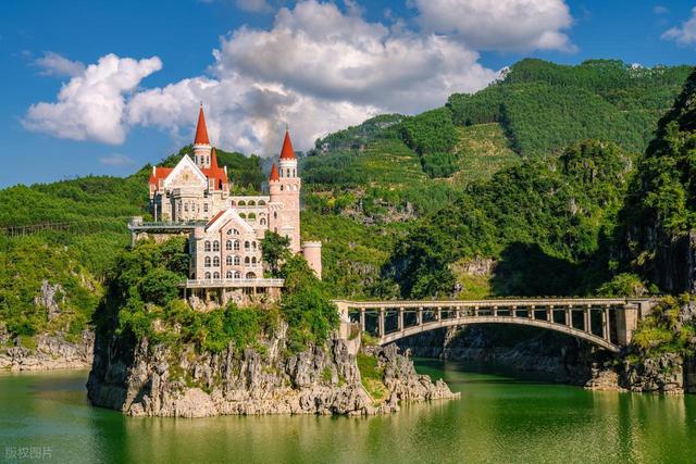 假期旅行的天花板！国内6座被严重低估的宝藏山水小城，风光超绝