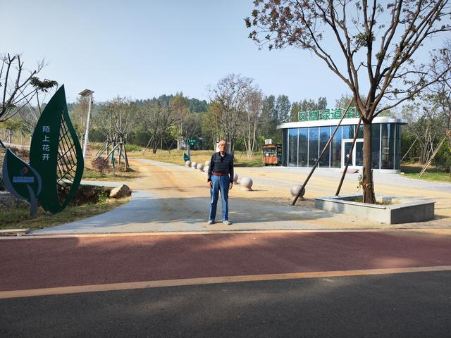 因为今日起至月底去越南旅游，虽会坚持互动但可能不太及时请原谅