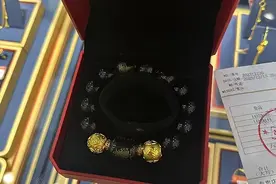 报警了！事发大连一洗浴中心，男子洗完澡打开更衣柜发现两件黄金饰品丢失图片