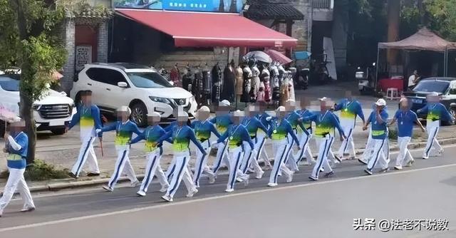 辽宁暴走团阻碍3辆救援车通行，警方回应，央媒：这不是素质问题