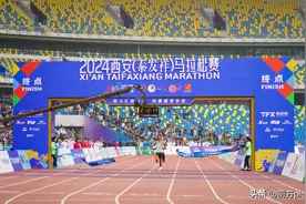 中国选手贾俄仁西安马拉松夺冠图片