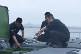 055大驱罕见内部细节！CIC战情中心用智能大屏，舰艏垂发开盖展示图片