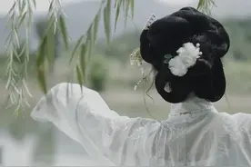 《人间烟火》歌词中的诗意与哲思：花凋落与良辰无多的隐喻图片