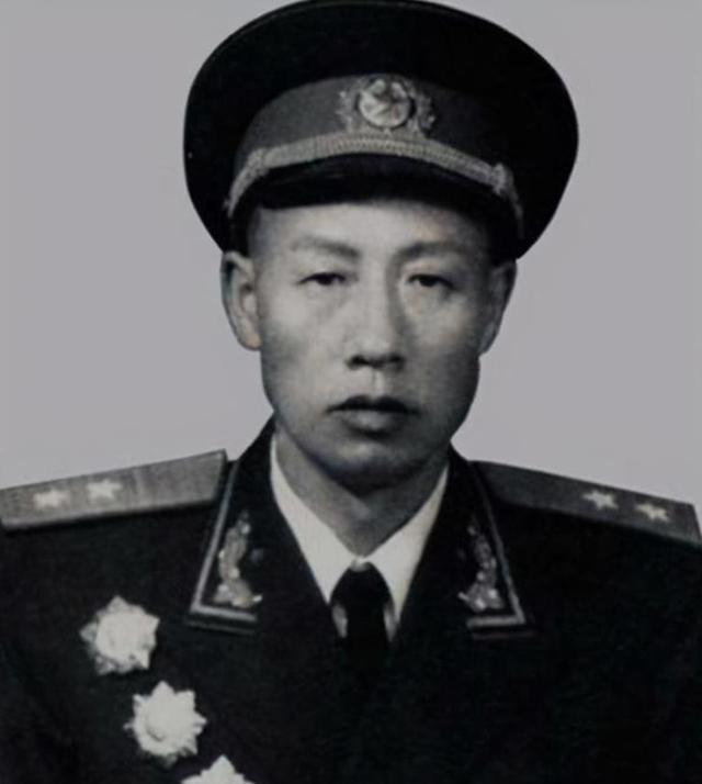 1949年，吴富善回到阔别多年的老家，嫂子上下打量：你是三弟？