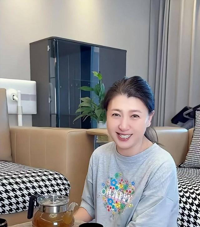 央媒点名，官方下场，资本表态	，闫学晶彻底凉凉！