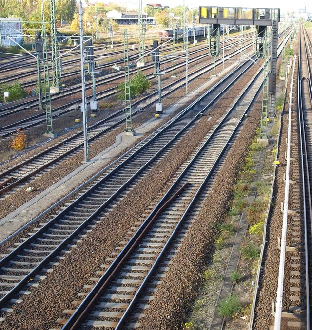 铁路时代劳工VSAI时代芯片！两次基建红利，最终谁在赚钱？