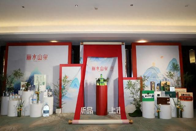央视国宴那瓶水火了！不是农夫山泉更不是娃哈哈，背后讲究真不少