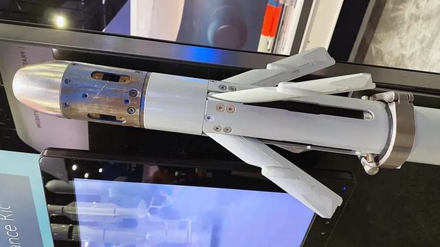 美军紧急公布激光火箭弹，美媒：中国阅兵式后拿到的画面资料