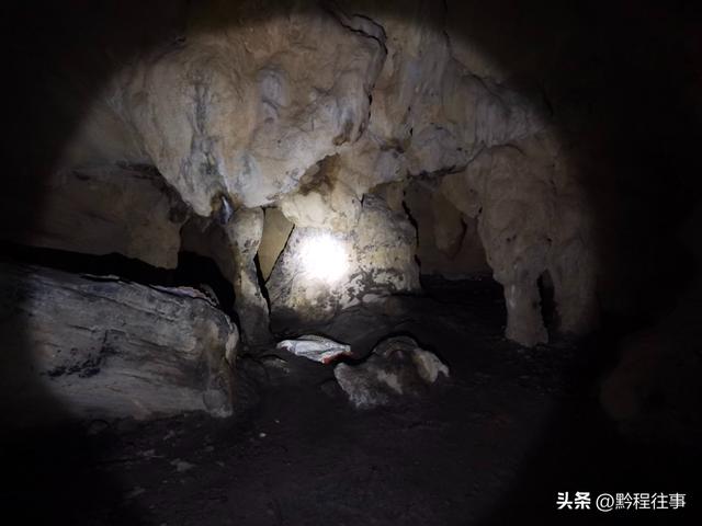 寻找一个古人类遗址不遇，居然无意间发现了一个躲匪洞
