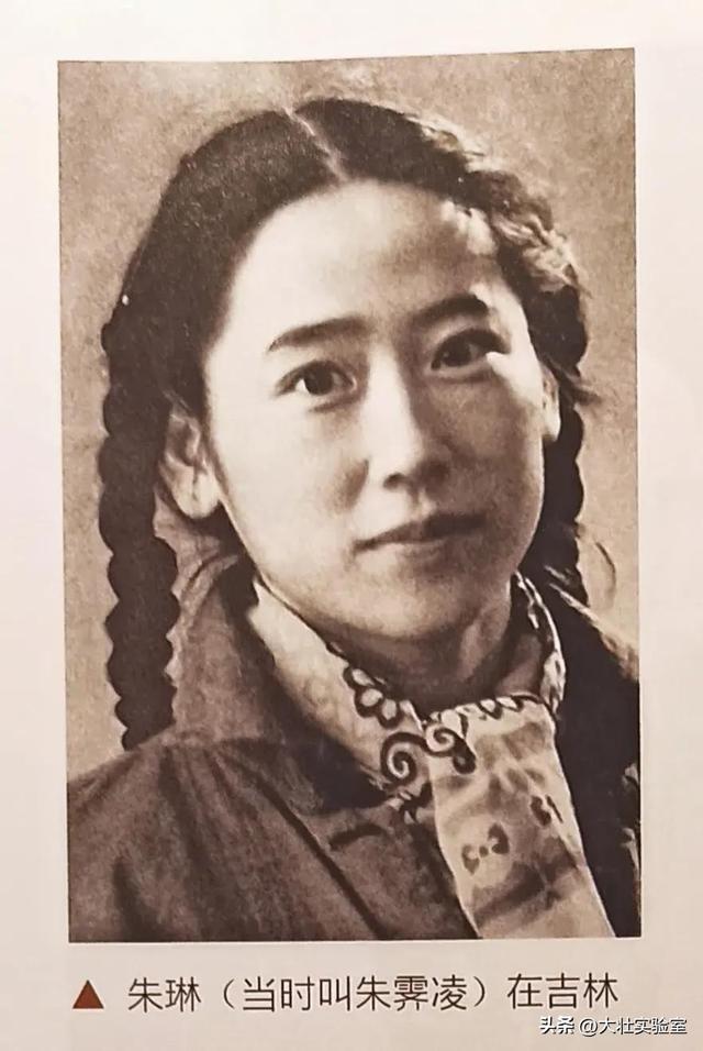 60年代，李鹏夫妇与儿女们在天安门广场，一张温暖的罕见全家福！