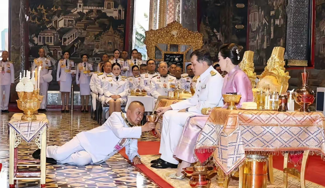 真不可思议！泰国国王在灵光寺拜佛，面对高僧，是真跪啊！