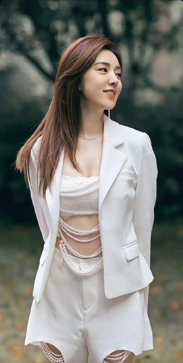 王晓晨身材前凸后翘，大白兔饱满，笑容可爱，超级吸引人，超爱了