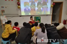“找书的人”与特殊儿童一起包饺子过冬至图片