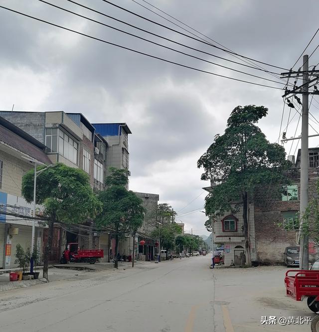 广西百色平果市与田东县交界的山区里有个小乡，没有海却叫海城