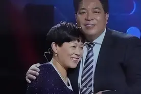 浙江女子救助3名乞丐，20年后乞丐成大老板，携百万巨款回来报恩图片