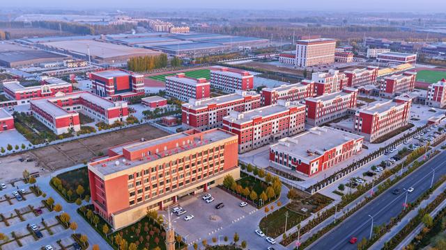 多年来，一批又一批绍兴人前赴后继，走进了这座大漠小城……