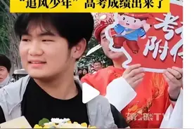 安徽第一个冲出考场的学生考了多少分？图片