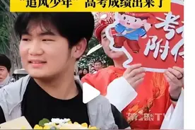 安徽第一个冲出考场的学生考了多少分？图片