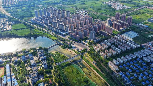 禹州颍河上空的蓝天白云，是当地一道清新动人的自然景致。